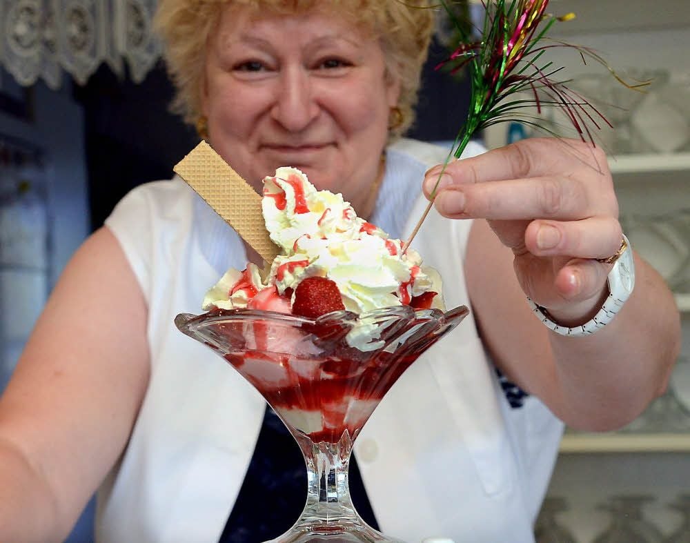 Erdbeer-Eisbecher sind besonders beliebt in Petra Dumas Eiscafé Schröder.