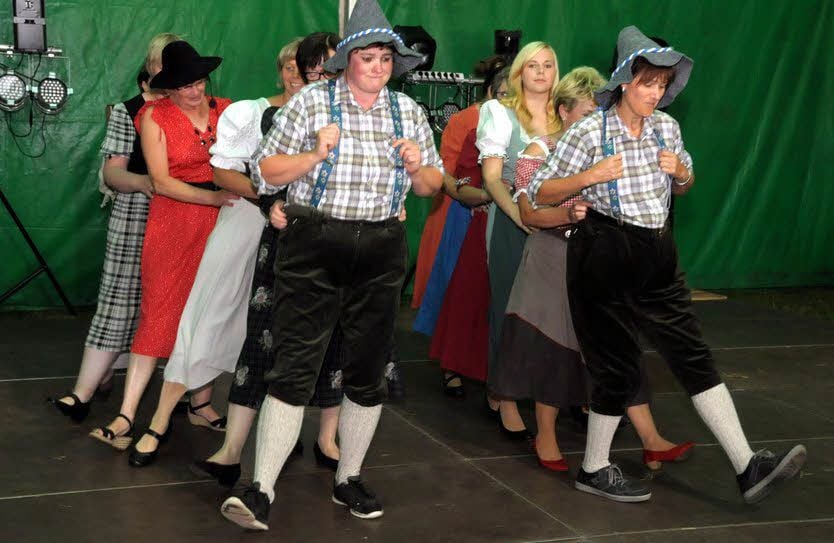 Gleich mehrere „Antonias“ kamen auf die Gadegaster „Kessel-Bühne“.
