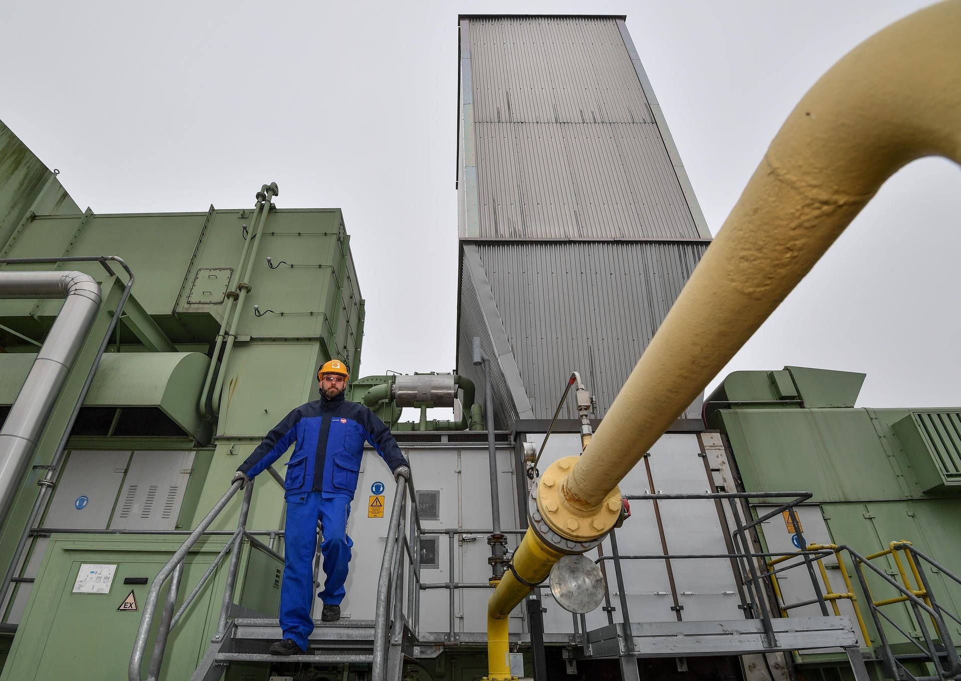 Steffen Kretschmer, Meister der Elektrotechnik, steht vor der Gasturbine A auf dem Gelände des Gasturbinenkraftwerkes der Lausitz Energie Kraftwerke AG (LEAG) in Thyrow.