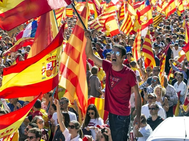 Demonstranten protestieren in Barcelona gegen die Abspaltung Kataloniens von Spanien. Foto: Nicolas Carvalho Ochoa