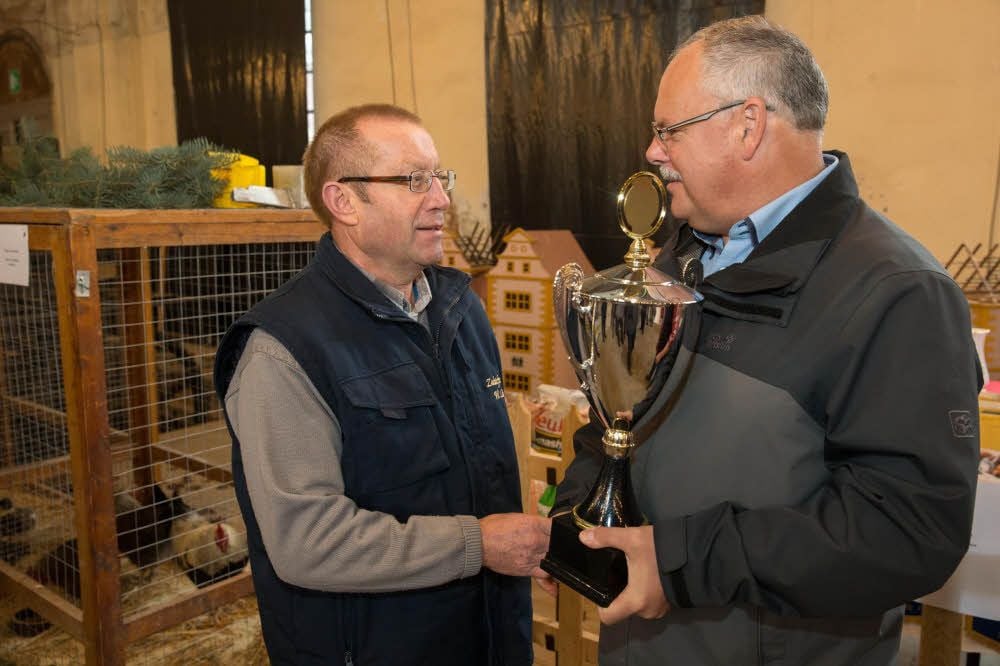 Siegfried Linde aus Stolzenhain erhielt für seine Zuchterfolge den Pokal des Bürgermeisters, den Klaus-Rüdiger Neubauer persönlich überreichte.