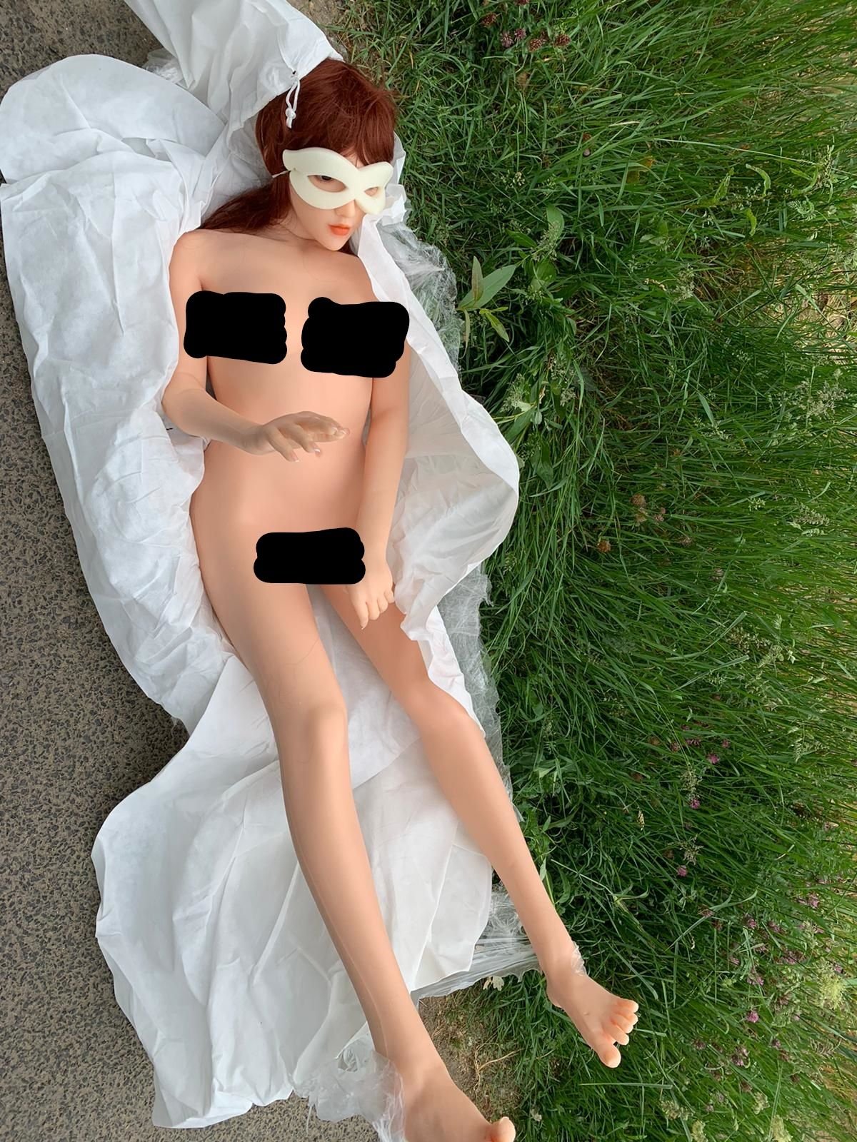Das Handout der Polizei zeigt eine Sexpuppe aus Latex.