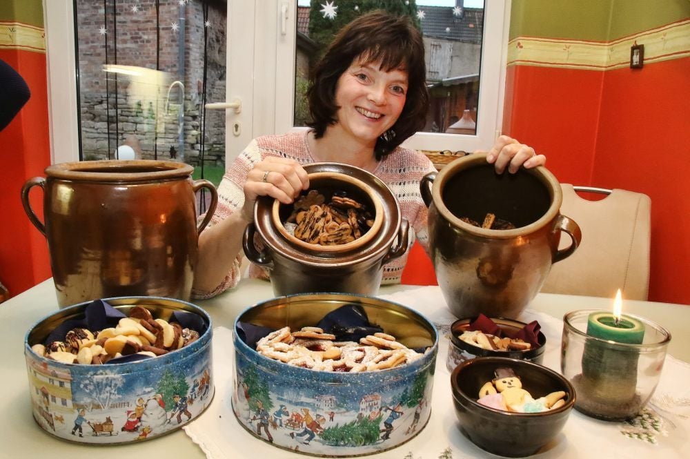 Susanne Knape in ihrer Küche in Oberröblingen mit einer Auswahl ihrer Weihnachtsbäckerei des Jahres 2019.