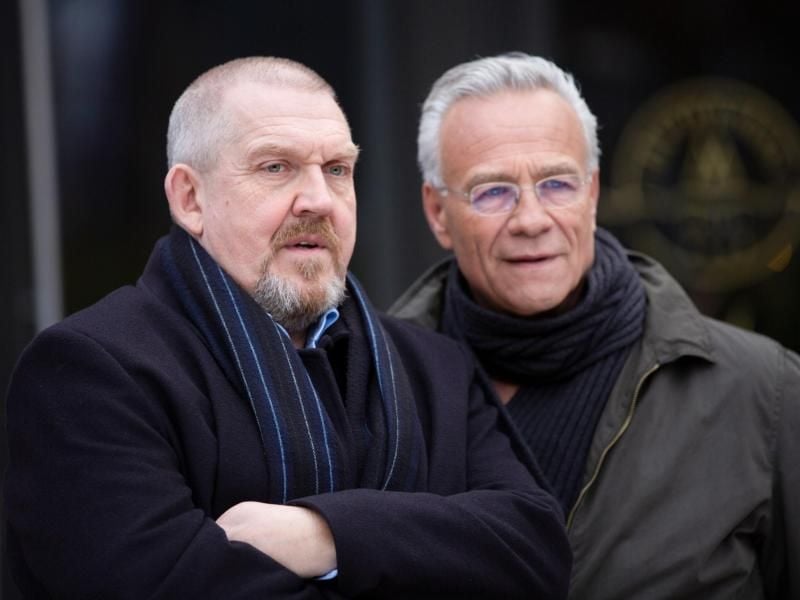 Dietmar Bär (l) und Klaus J. Behrendt bei den Dreharbeiten, die noch bis zum 19. Dezember laufen. Foto: Thomas Banneyer/dpa