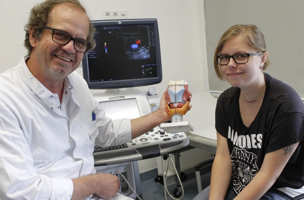 Chefarzt Stefan Kothe operierte Patientin Linda Zedler erfolgreich an der Schilddrüse.