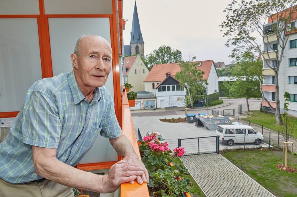 Wolfgang Schulze genießt vom großen Balkon aus den Blick auf die Bernburger Talstadt.