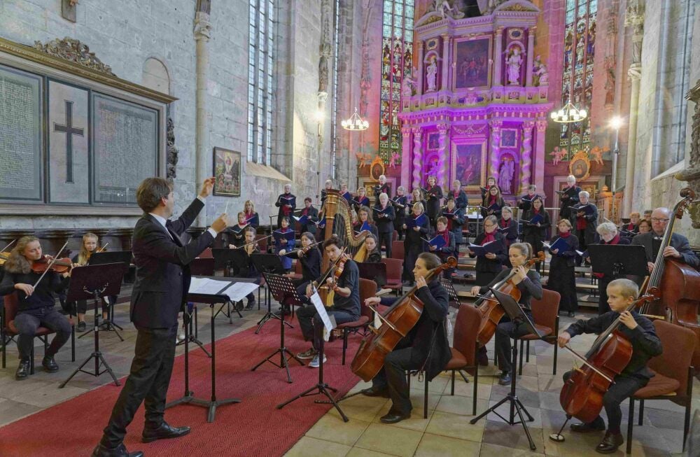Douglas Coombes schrieb die „Missa Brevis Pro Urbis Quedlinburg“ eigens für die Stadt. Zur Feier des 30. Tages der Deutschen Einheit wurde sie in der Marktkirche vom Jungen Kammerorchester der Kirchengemeinde Quedlinburg unter der Leitung von Domorganist Markus Kaufmann gespielt. Dazu sangen die Damen des Quedlinburger Oratorienchors.