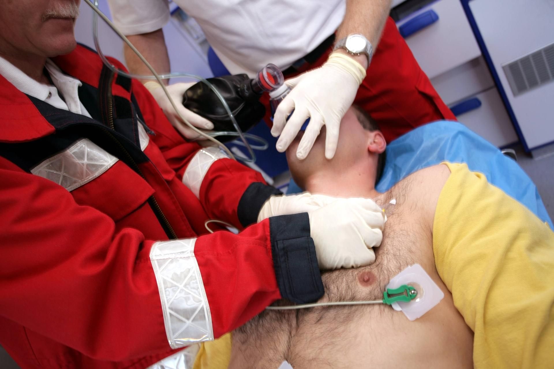 Notarzt und Rettungssanitäter beim Versuch, einen Patienten zu reanimieren.
