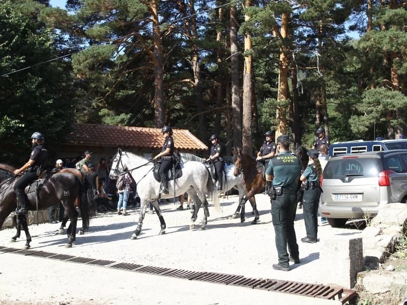 Polizisten und Freiwillige durchkämmen ein Wandergebiet nach Blanca Fernández Ochoa. Foto: Eduardo Parra/Europa Press