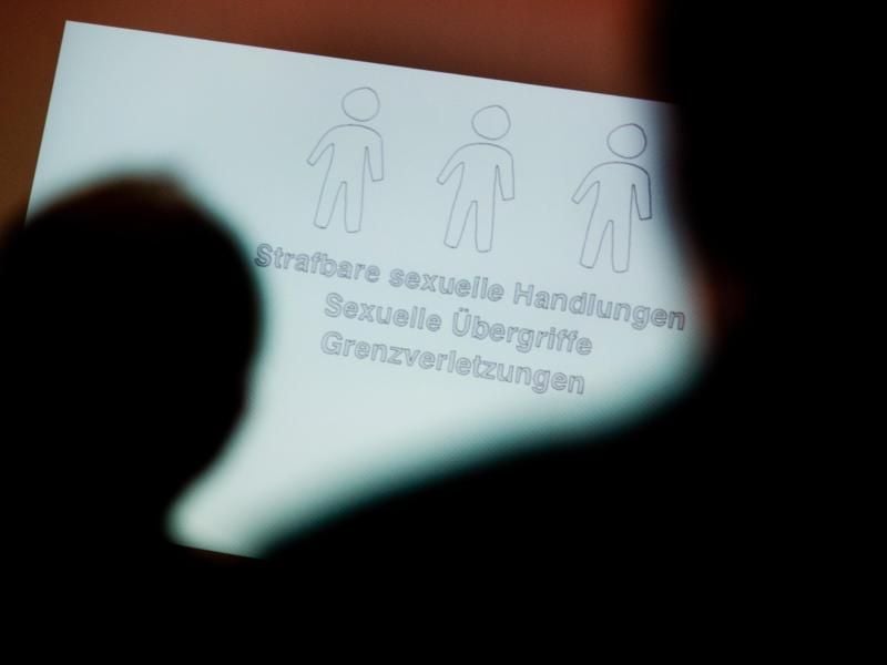 Eine Präsentation läuft bei einer Tagung zur Prävention von sexueller Gewalt. Foto: Julian Stratenschulte/dpa/Illustration