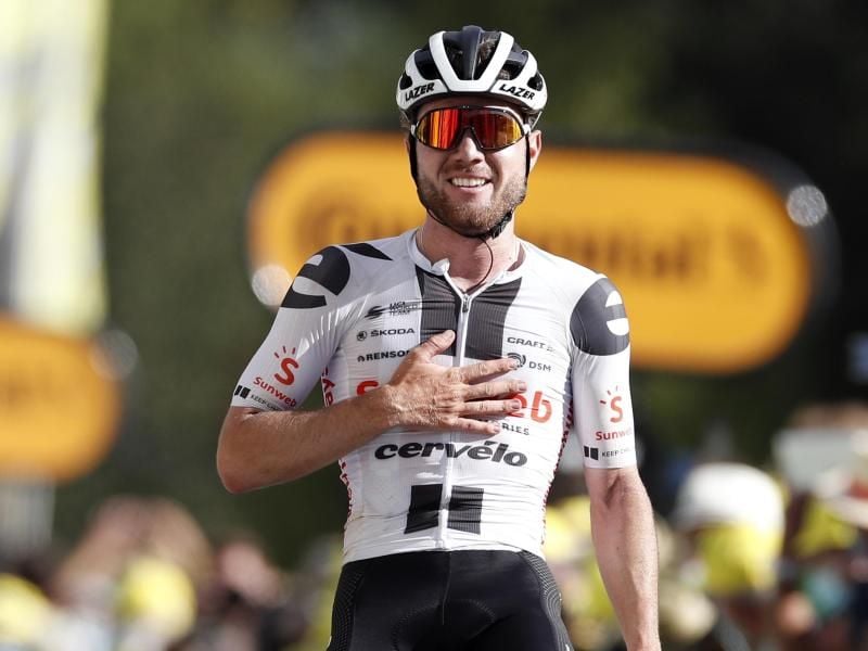 Der Schweizer Marc Hirschi vom Team Sunweb feiert seinen Sieg der 12. Etappe. Foto: Sebastien Nogier/RTR/dpa