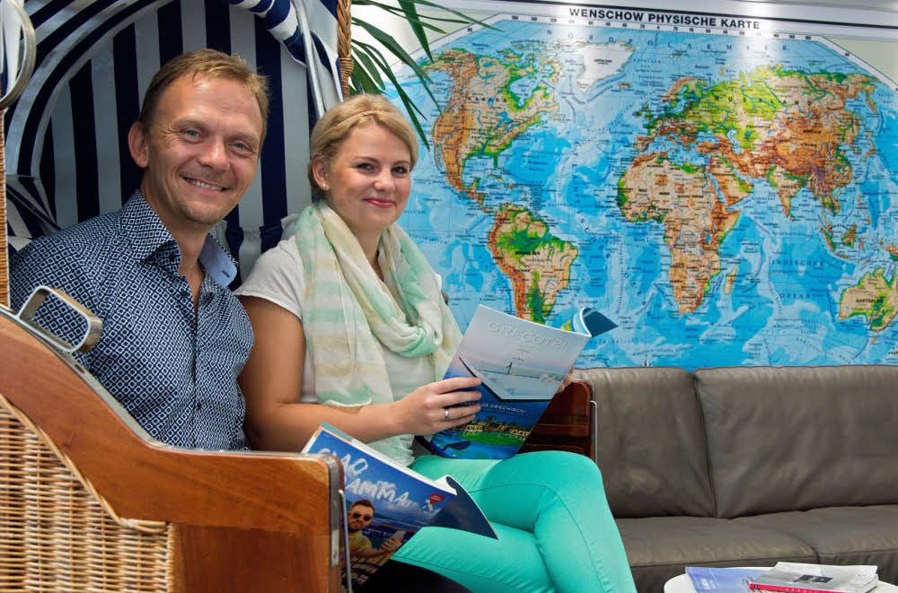 Im Reisebüro TmK Reisewelt im Merseburger Kaufland-Center haben die Mitarbeiter Andreas Leidig und Carolin Hoffmann schon mal im Strandkorb Platz genommen. Träumen kann man ja mal.