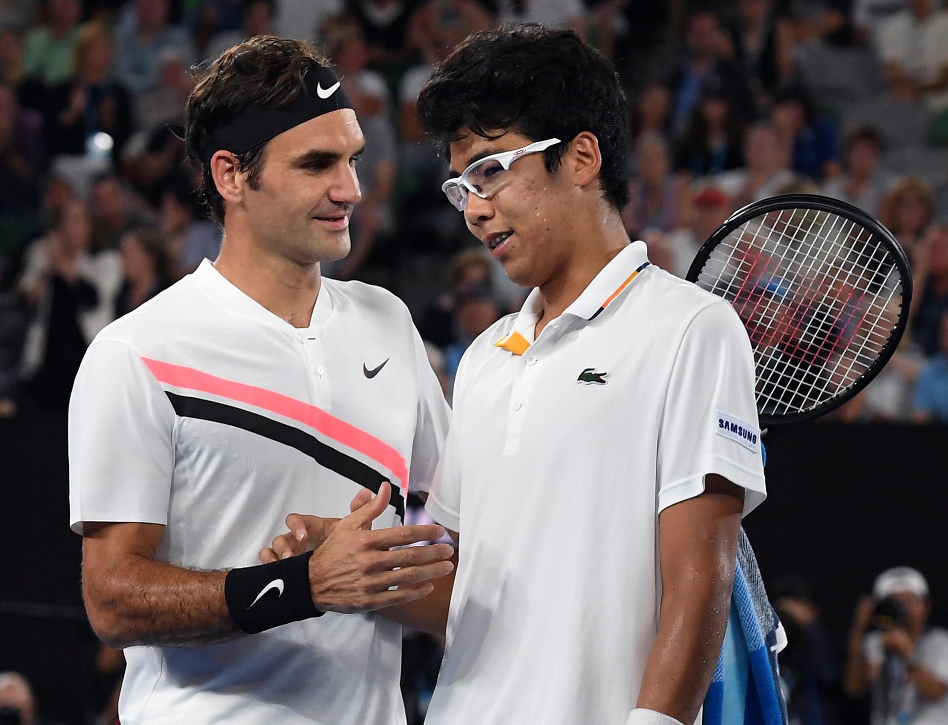 Roger Federer (l.) und Hyeon Chung nach ihrem Halbfinal-Spiel bei den Australian Open. Der Koreaner Chung musste verletzt aufgeben.