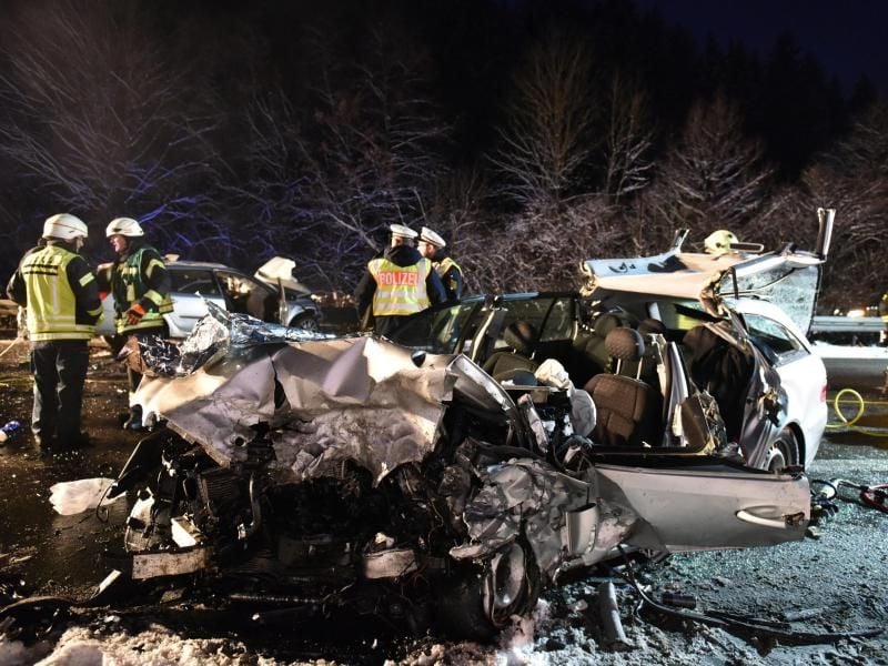 An der Unfallstelle bot sich ein Bild der Verwüstung. Die zwei Autos waren komplett zerstört.