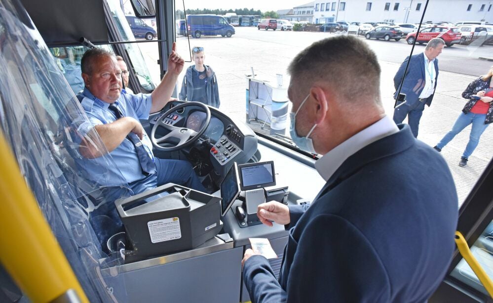 In Marco Schönes Linienbus läuft das neue Kassensystem bereits, wie Landrat Uwe Schulze (r.) feststellen konnte.