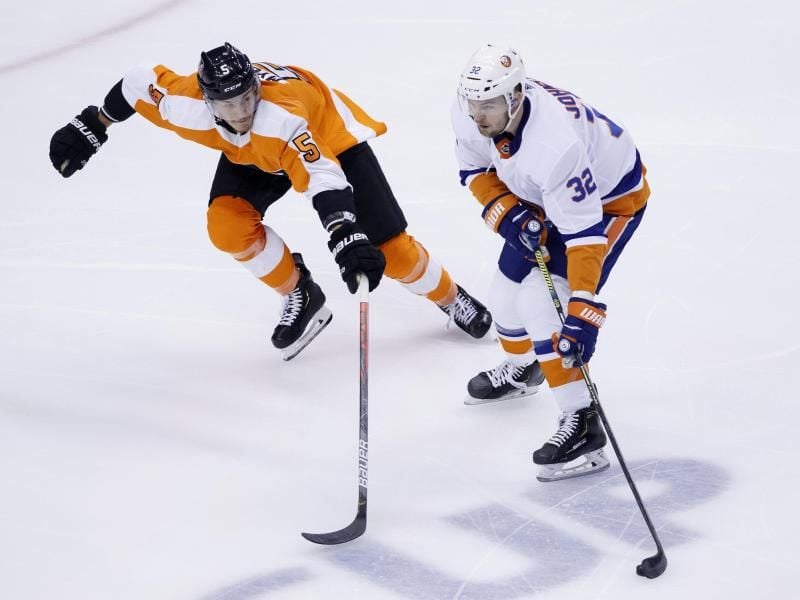 Ross Johnston (r) von den New York Islanders in Aktion gegen Philippe Myers von den Philadelphia Flyers. Foto: Cole Burston/The Canadian Press/AP/dpa