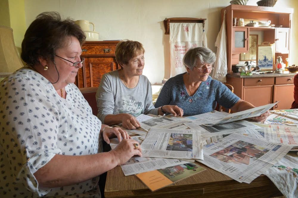 Edelgard Wagner, Edelgard Liedke und Sigrid Bettzieche (von links) nutzen für ihre Recherchen auch Zeitungen als Quellen.