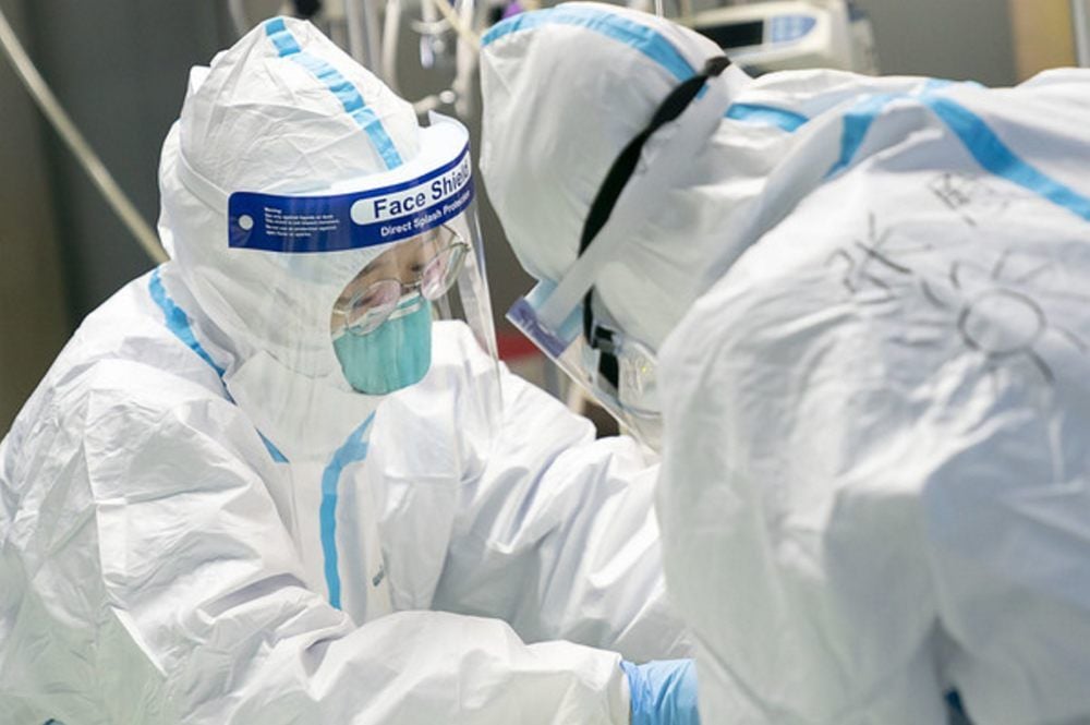 Ärzte in Schutzanzügen behandeln im Krankenhaus „Zhongnan“ der Universität Wuhan einen Patienten. China hat in aller Schnelle ein Krankenhaus zur Behandlung von Patienten, die mit dem neuen Virus infiziert sind, aufgebaut.