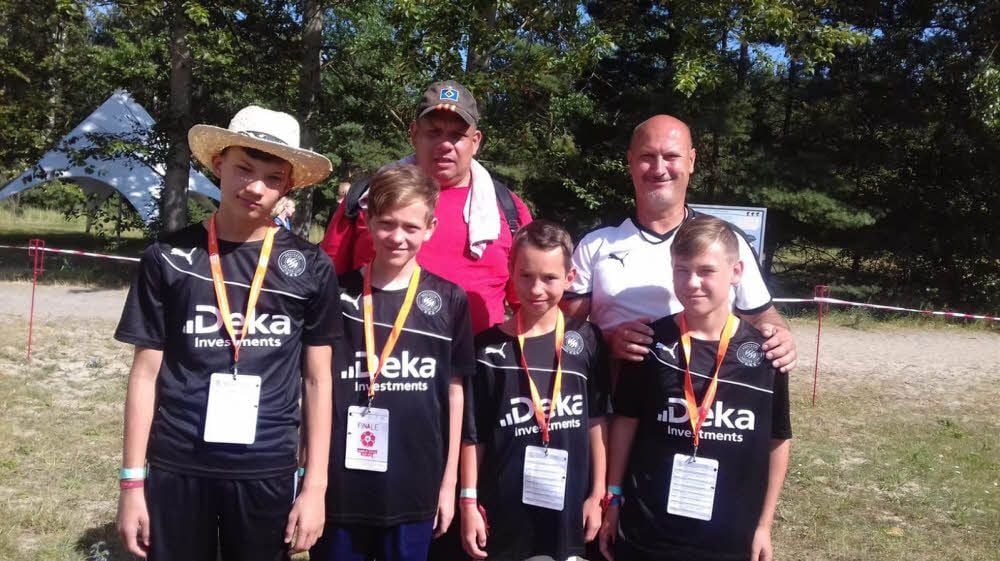 Mit der Qualifikation für das Achtelfinale im Bundesfinale der Fairplay-Soccer-Tour konnten Clemens Klieber (vorn, v.l.), Mika Mylius, Luis Apostel, Pepe Sperling und die Betreuer Ralf Klieber (l.) und Steffen Zimmerer zufrieden sein.