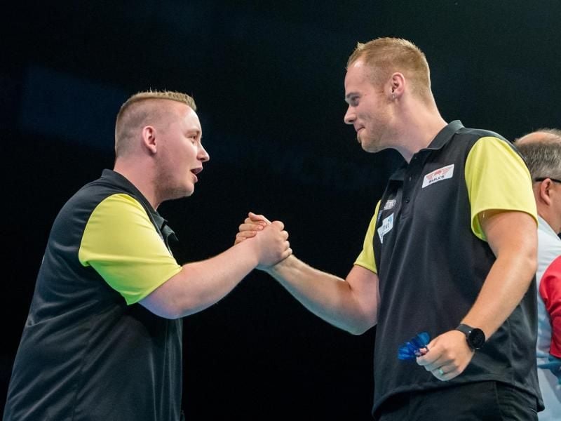 Haben bei der Darts-Team-WM nun Belgien vor der Brust: Martin Schindler (l) und Max Hopp. Foto: Daniel Bockwoldt