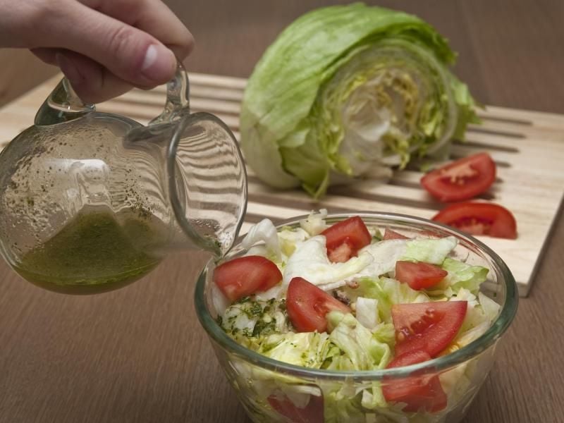 Zu einem frischen Sommersalat passt eine leichte Vinaigrette. Hierfür eignen sich ein milder Essig und neutrales Öl. Foto: Franziska Gabbert