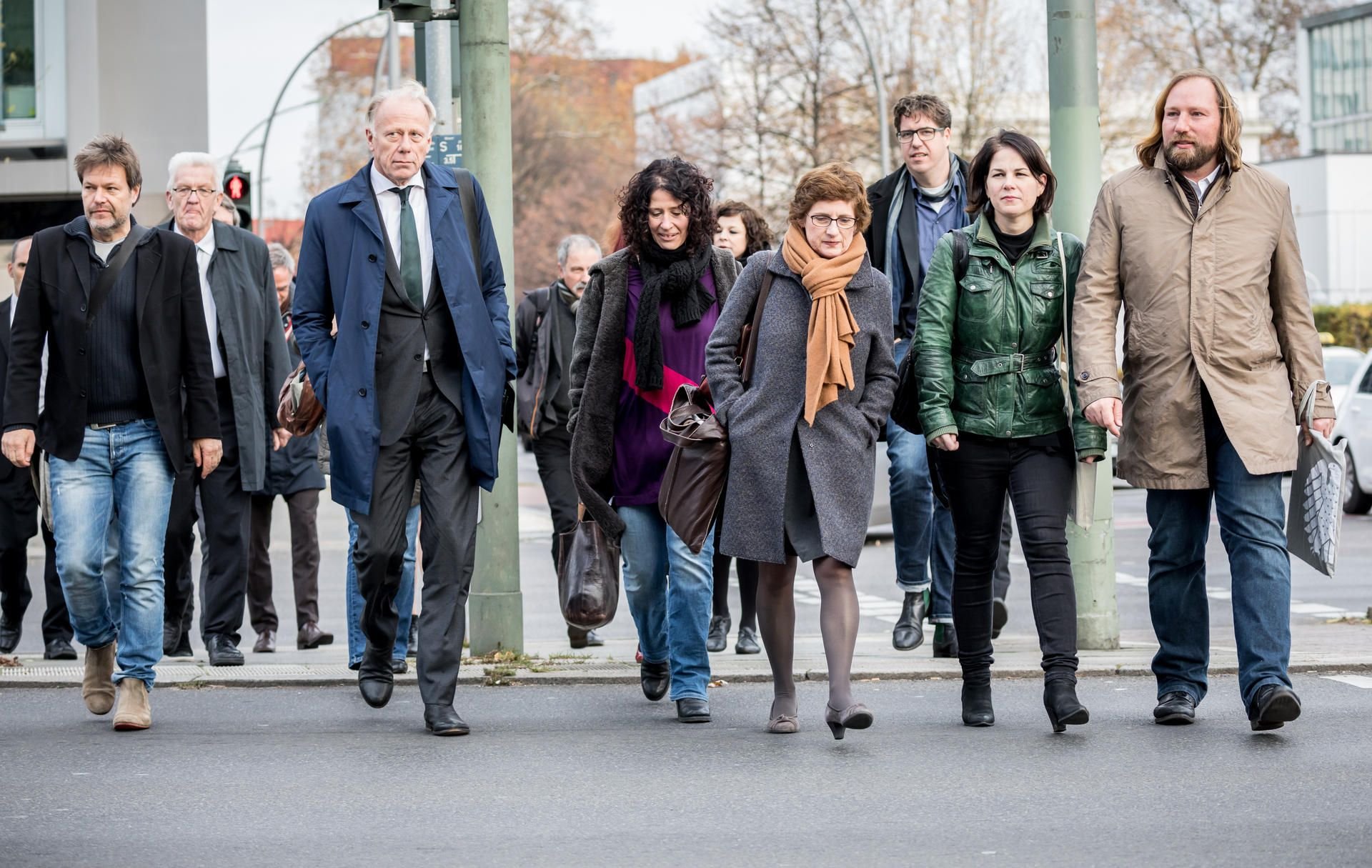 Robert Habeck (l-r), Winfried Kretschmann, Jürgen Trittin, Bettina Jarasch, Britta Haßelmann, Michael Kellner, Annalena Baerbock und Anton Hofreiter (alle Bündnis 90 / Die Grünen), gehen in Berlin zur Fortsetzung der Sondierungsgespräche in der CDU-Zentrale.