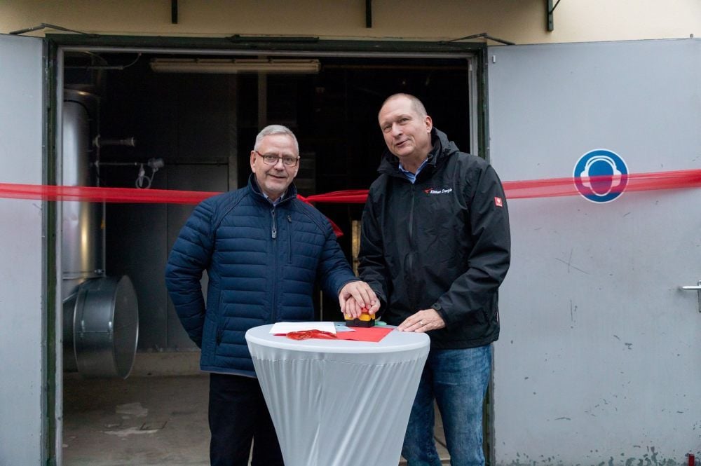 Grüner Daumen auf dem roten Knopf: Oberbürgermeister Bernd Hauschild und Falk Hawig, Chef von Köthen-Energie, vor dem neuen Öko-Kraftwerk.