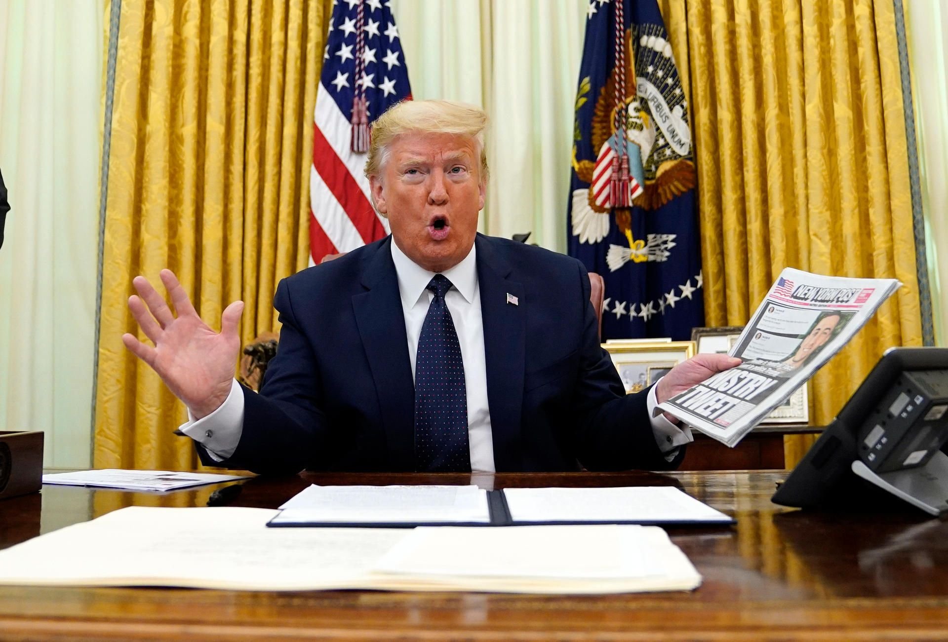 US-Präsident Donald Trump vor seiner Unterschrift einer Verfügung gegen den rechtlichen Schutz sozialer Netzwerke.