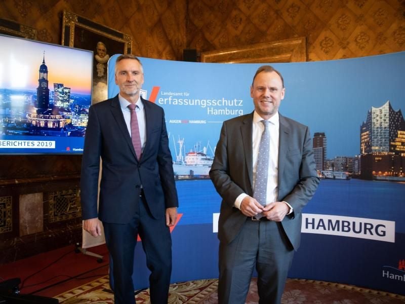 Torsten Voß (l) und Innensenator Andy Grote (SPD) stehen im Rathaus. Foto: Christian Charisius/dpa