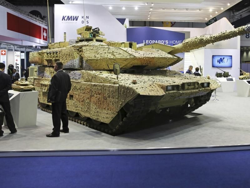 Messestand von Krauss-Maffei-Wegmann mit Leopard-Panzer in Abu Dhabi. Foto: Jon Gambrell/AP/Archiv