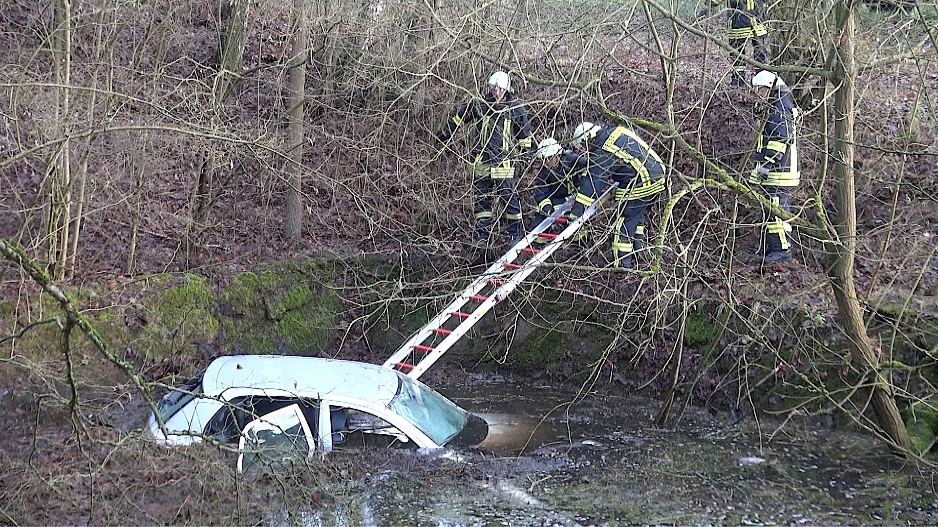 Das Auto hatte sich überschlagen, mehrere kleinere Bäume gestreift und landete dann im Wasserbecken.