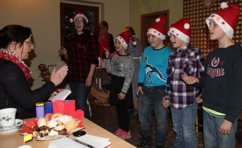 Sabrina, Mia, Erik, Jason und Niklas singen unter Leitung und mit Begleitung von Doreen Hanitzsch das Lied von der Weihnachtsbäckerei.