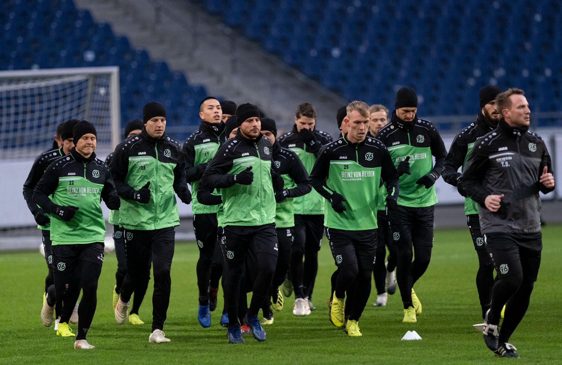 Die Spieler von Hannover 96 beim Training im Stadion.