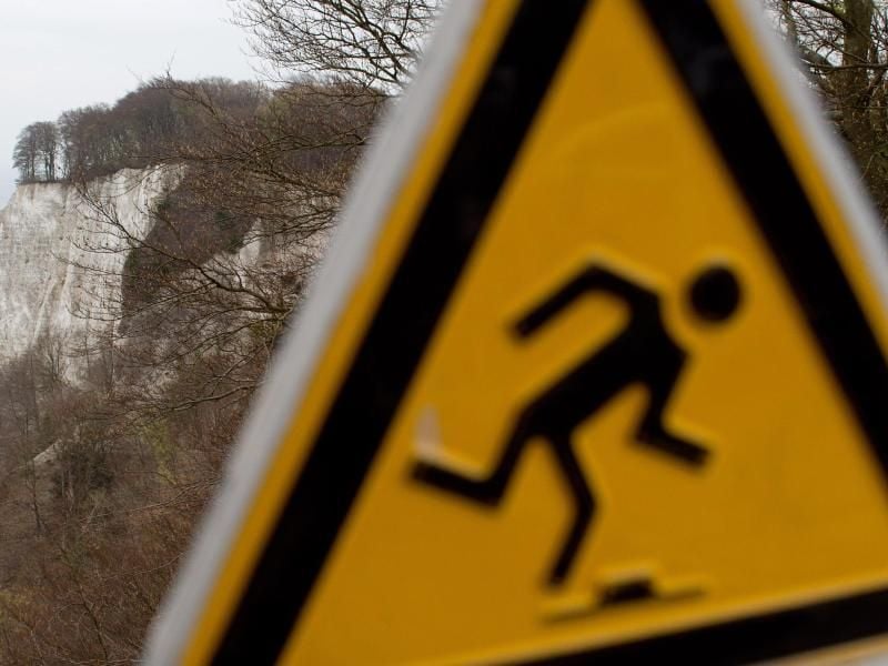 Ein Schild mit dem Warnhinweis „Absturzgefahr”, an der Kreideküste von Rügen. Foto: Stefan Sauer