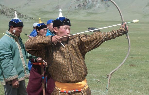 Neben Pferderennen gehören Bogenschießen und Ringen zu jedem Naadam-Fest, das es in den Provinzen ebenso gibt wie in der Hauptstadt Ulan Bator. Ringer haben in der Mongolei einen ähnlichen Status wie Fußballer in Deutschland.