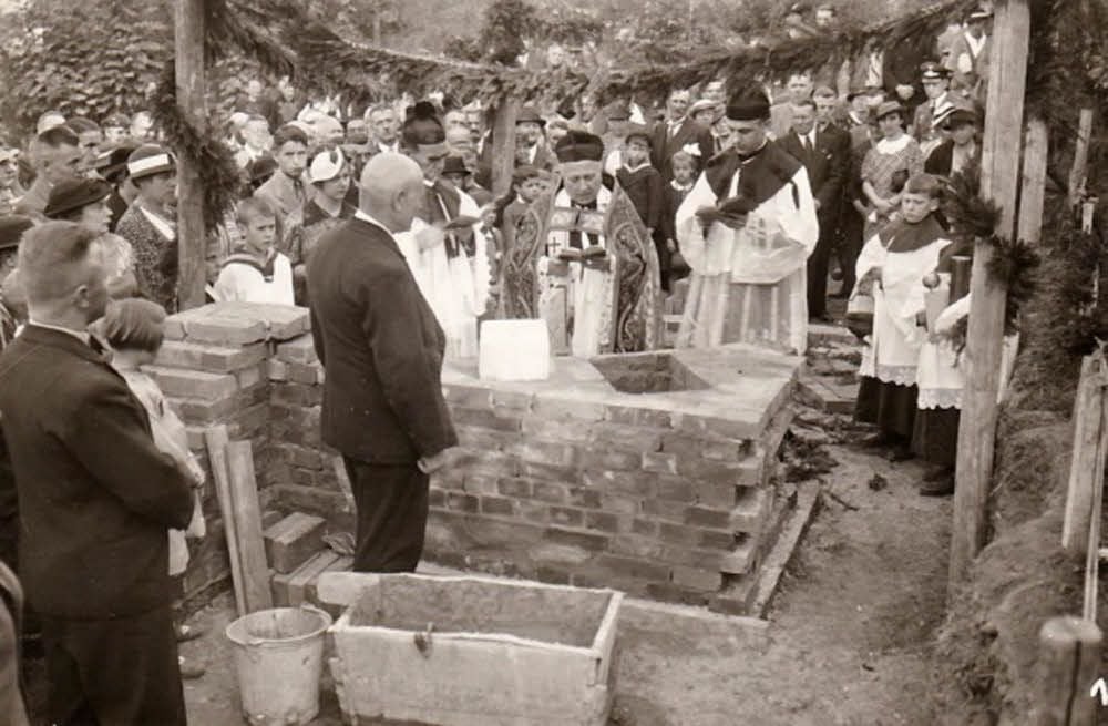 Grundsteinlegung für die Christ-Königs-Kirche von Bad Kösen am 26. September 1937, im März darauf schon wird sie geweiht.