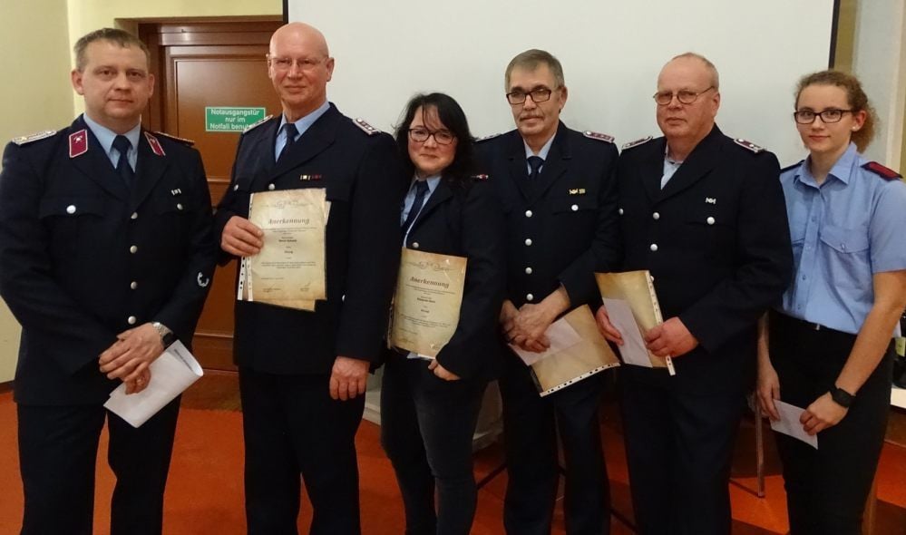 Der Hohndorfer Ortswehrleiter Mario Noack zeichnete Bernd Schulze, Elisabeth Rahn, Ulrich Klawitter, Gerhard Mikosch und Meggie Noack (von links) sowie in Abwesenheit Finn Schulze für besonderen Einsatz zum Vorankommen der Freiwilligen Feuerwehr aus.