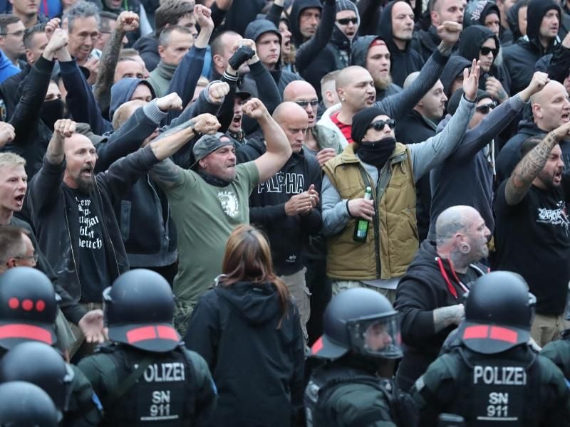 Aggressive Proteste der rechten Szene in Chemnitz. Foto: Jan Woitas