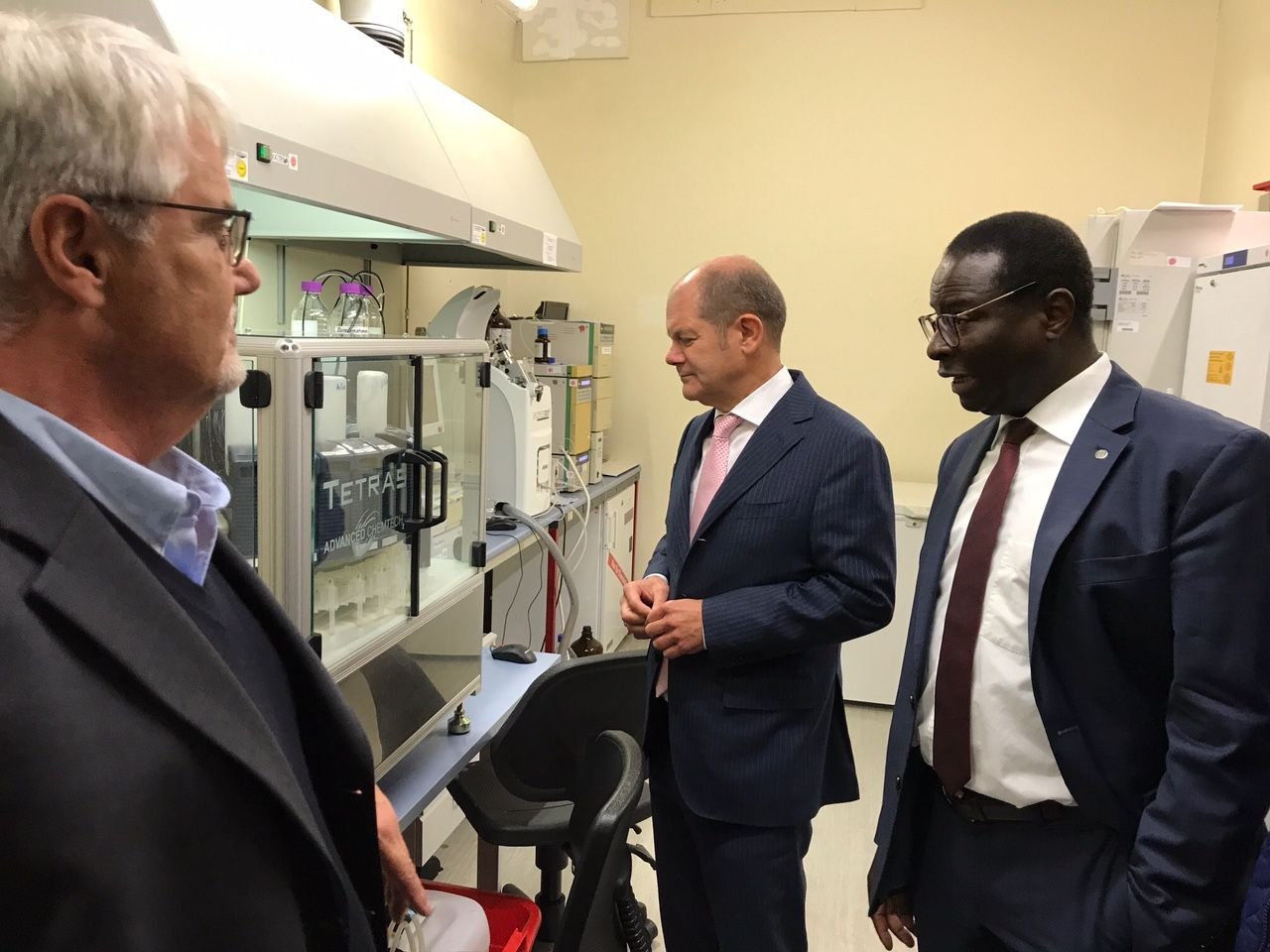 Hamburgs Bürgermeister Olaf Scholz und Karamba Diaby zu Besuch bei Prof. Dr. Hans-Ulrich Demuth im Technologiepark Weinberg Campus.