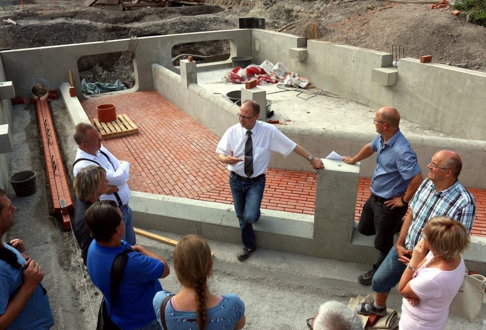 Da lagen die Probleme noch in weiter Ferne: AZV-Geschäftsführer Thomas Winkler (Mitte) 2016 auf einer Kanalbaustelle im Köthener Ratswall im Kreis von Stadträten und Verwaltungsmitarbeitern.