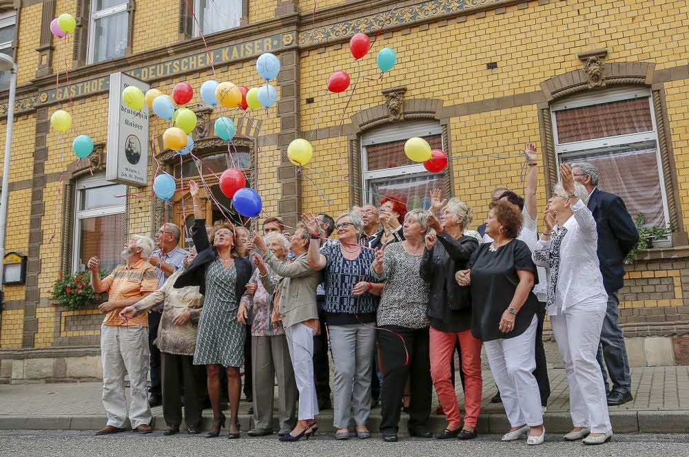 Erst heben die Luftballons in Reichardtswerben ab, später wird die Kuh fliegen gelassen.