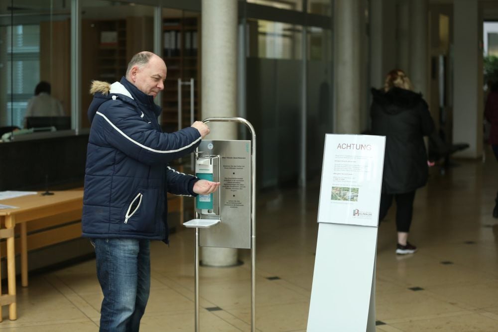 Im Merseburger Klinikum gibt es genügend Desinfektionsmittel. Es soll verstärkt auf Hygiene geachtet werden.