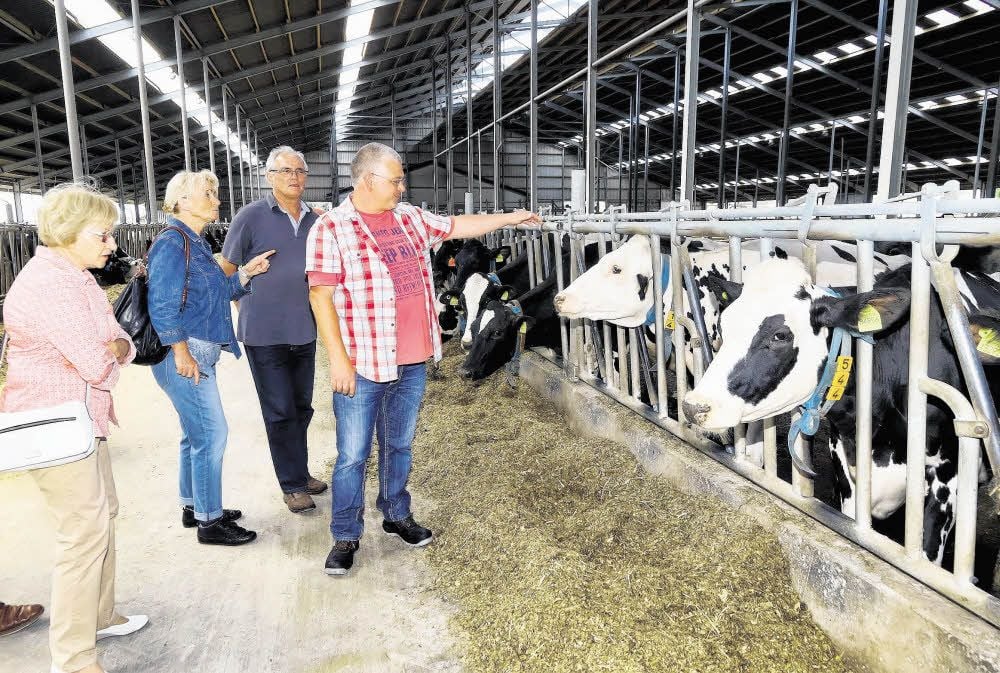 Swen Vitzthum von Eckstädt (re.) steht den Gästen bei den Führungen durch die Stallanlagen Rede und Antwort.