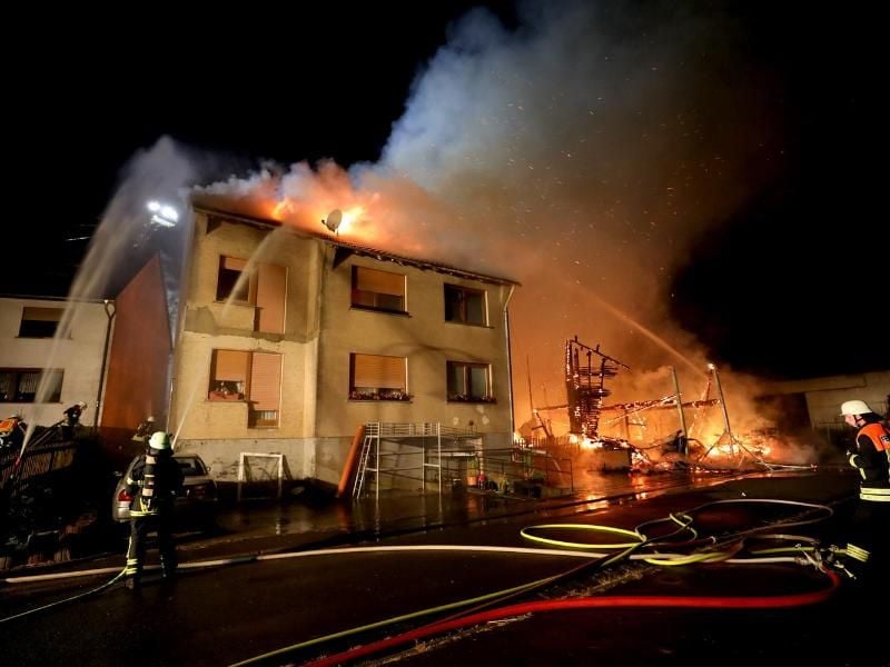 Einsatzkräfte der Feuerwehr bekämpfen den Brand einer Scheune und eines Anliegenden Hauses. Foto: Philipp Weitzel
