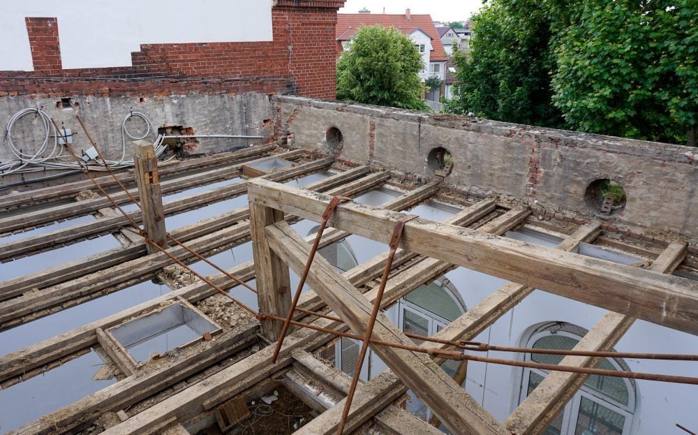 Der erste Schritt ist getan: Das Dach der Turnhalle wurde bereits abgebaut.