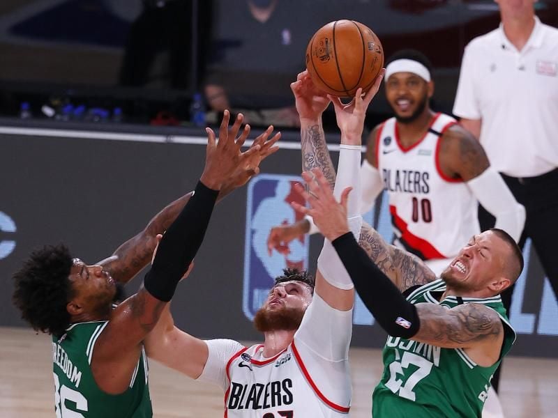 Gewann mit den Boston Celtics: Daniel Theis (r). Foto: Mike Ehrmann/Pool Getty Images/AP/dpa