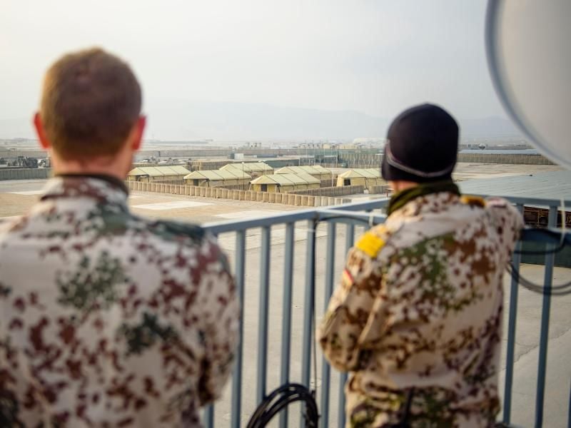Bundeswehrsoldaten schauen über das Feldlager Camp Marmal in Masar-i-Scharif. Foto: Gregor Fischer/Archiv