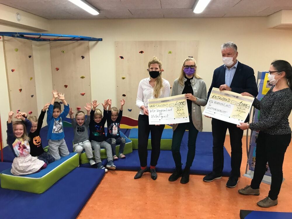 Der Kinderrat, Asklepios-Geschäftsführerin Hannah Gilles, die Fördervereinsvorsitzende Liz Krüger, Kathrin Dobler, Leiterin der Kinderstation, und Oberbürgermeister Robby Risch (von links) freuen sich, dass es mit dem unerwarteten Geldsegen geklappt hat.