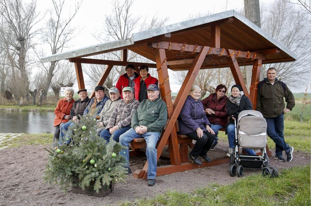 Dorfversammlung an der Teichhütte. Ellerbach hat knapp 30 Einwohner.