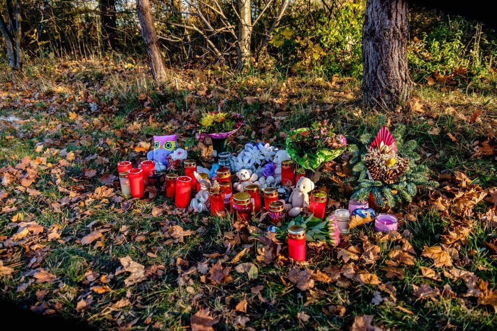 Zum Abschied haben Passanten an der Unfallstelle, wo ein dreijähriges Mädchen in der Leninstraße in Zschornewitz starb, Kerzen, Blumen und Kuscheltiere abgelegt.